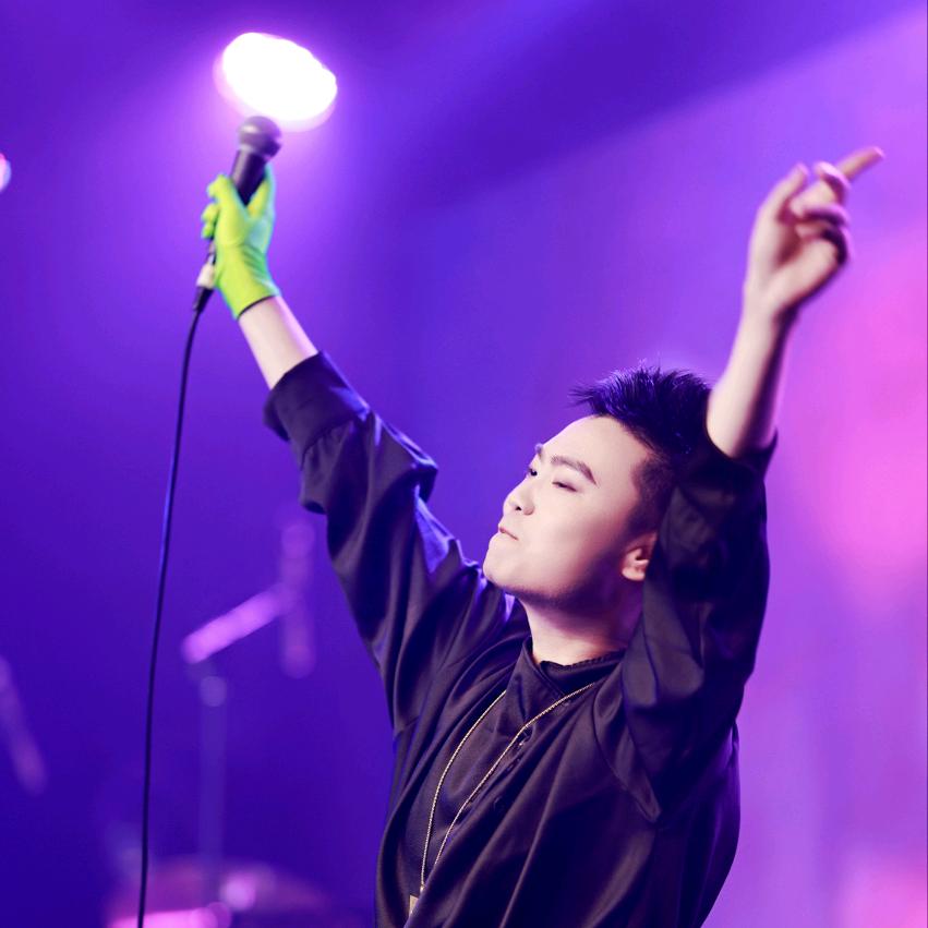 作家赫拉含青留🇺🇸记