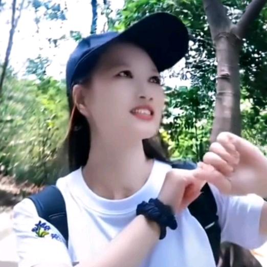 彤彤一脚踢飛小哥哥