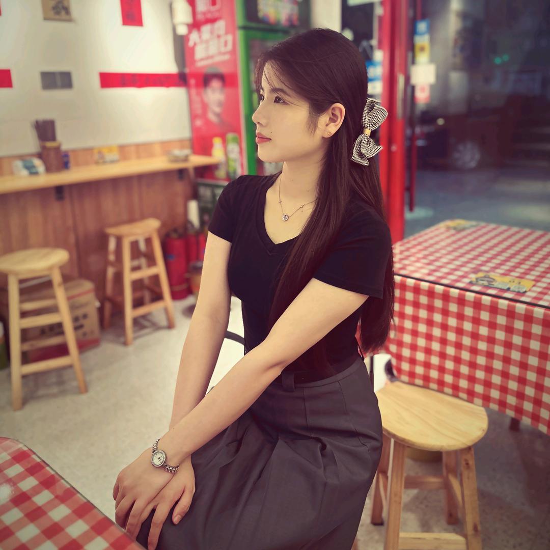 严莉莉.