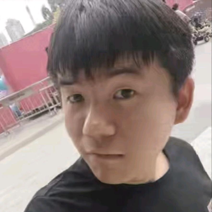 爱踩水的粉红猪头🐷