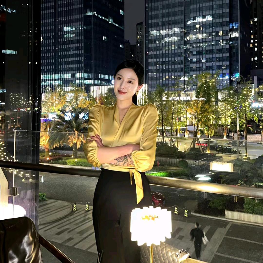 小阿俏分身版(直播号🔍破烂女王)