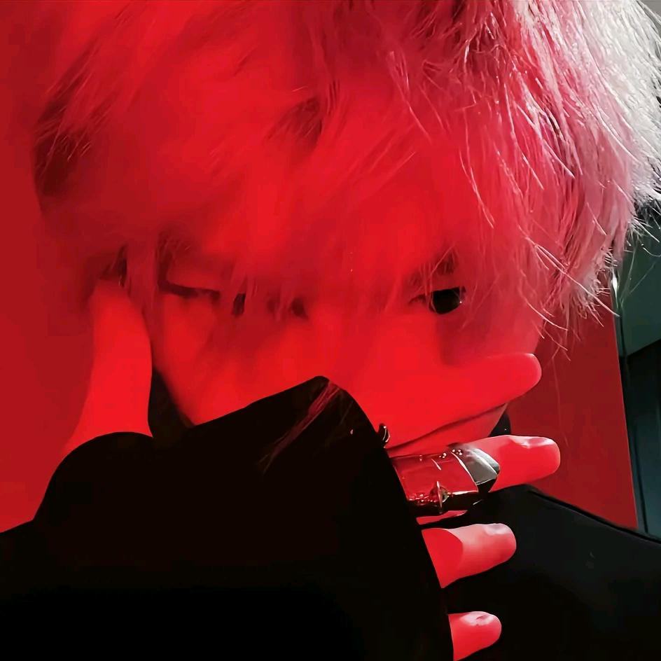 穿黑丝的性感公蟑螂