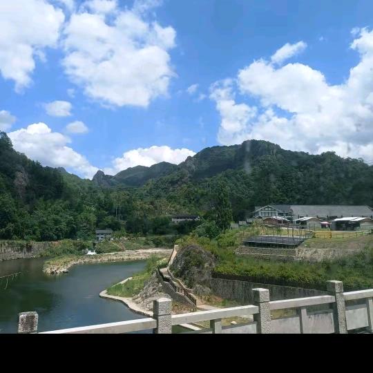 @在下雨中等你•͈☔️