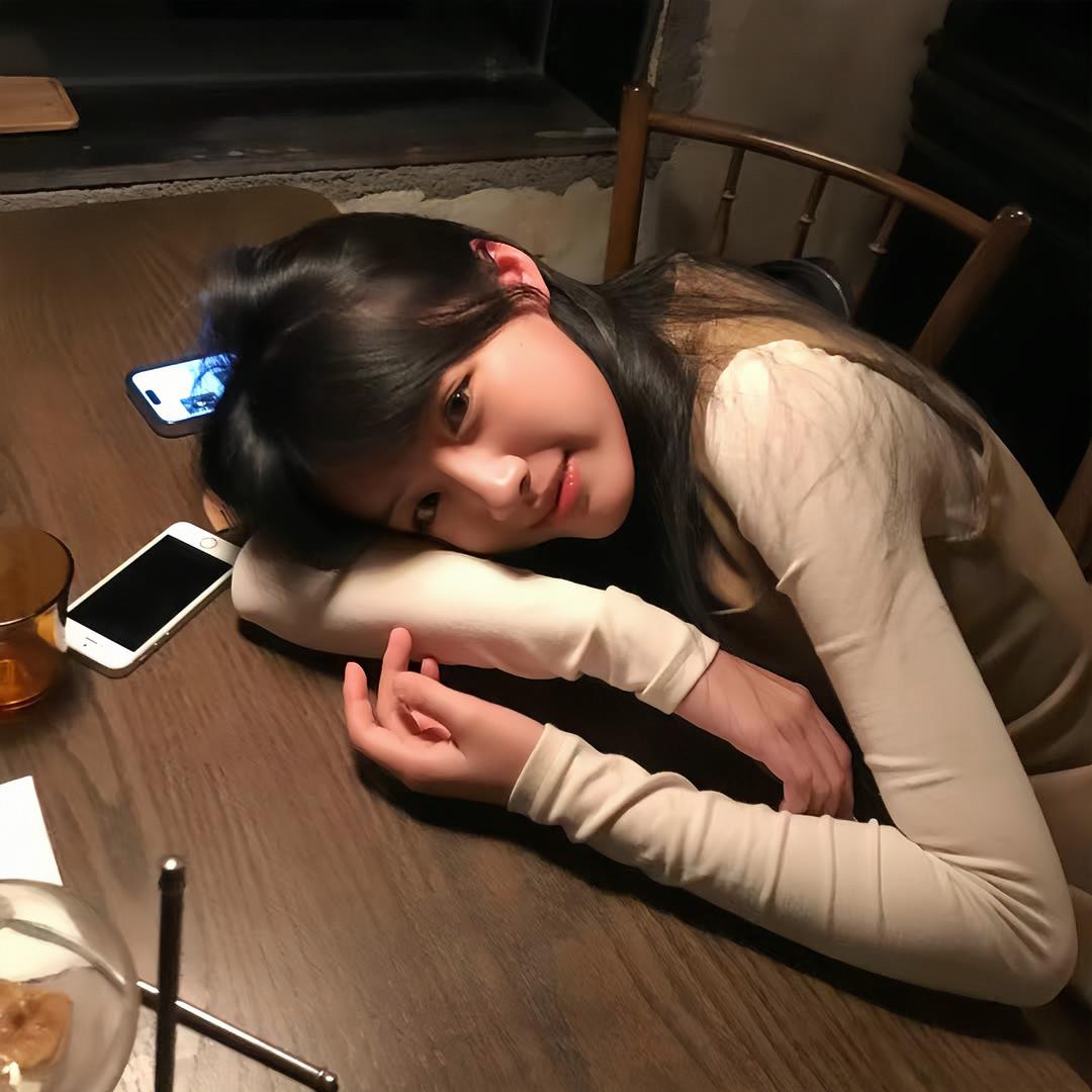 清晨起床发现躺在腹肌男怀里