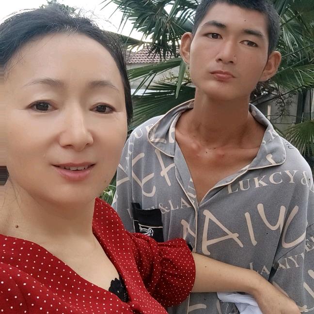 义凡和妈妈加油
