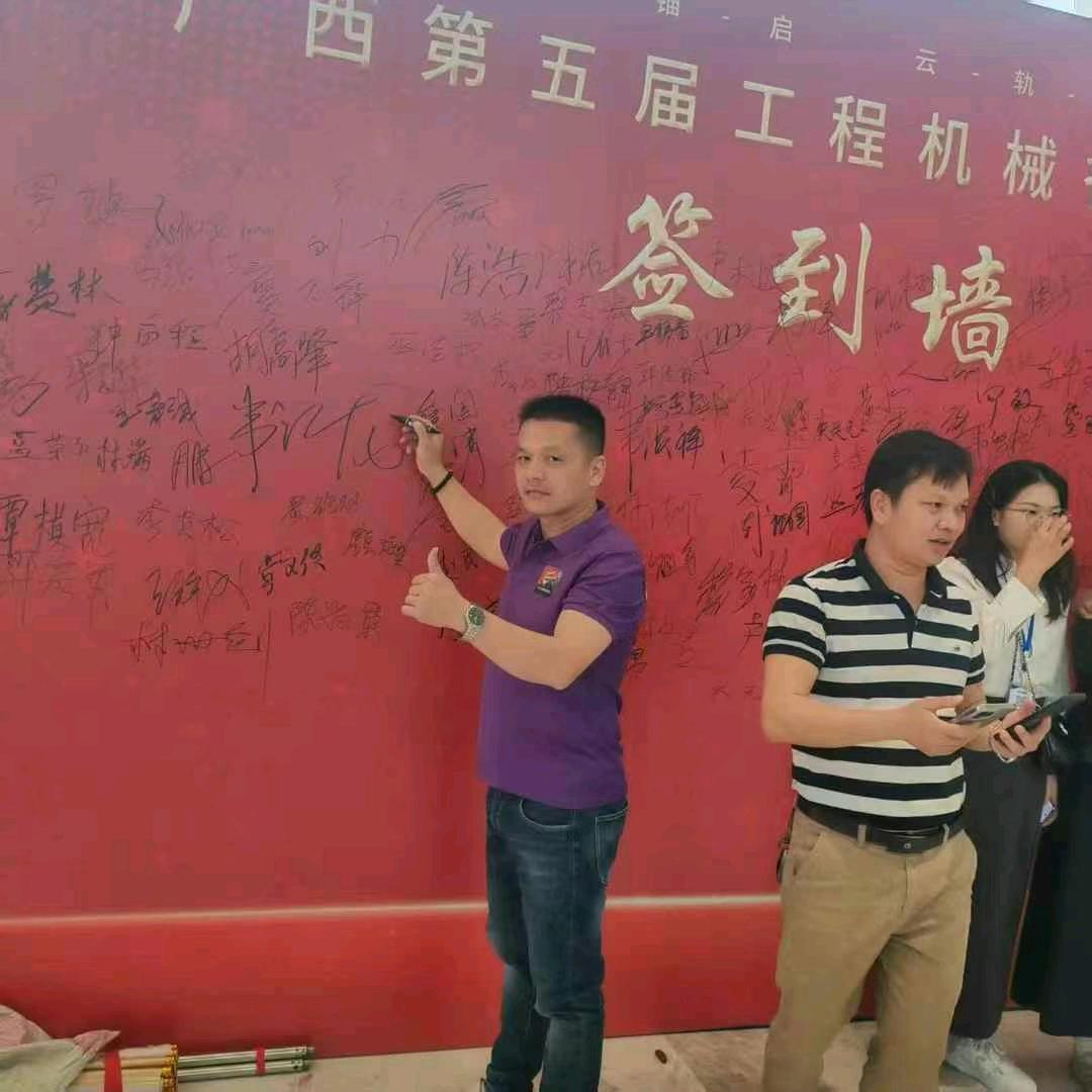 龙哥，专业二手挖机铲车收售