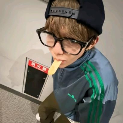 在前任婚礼上与性感女司仪擦出爱的火花