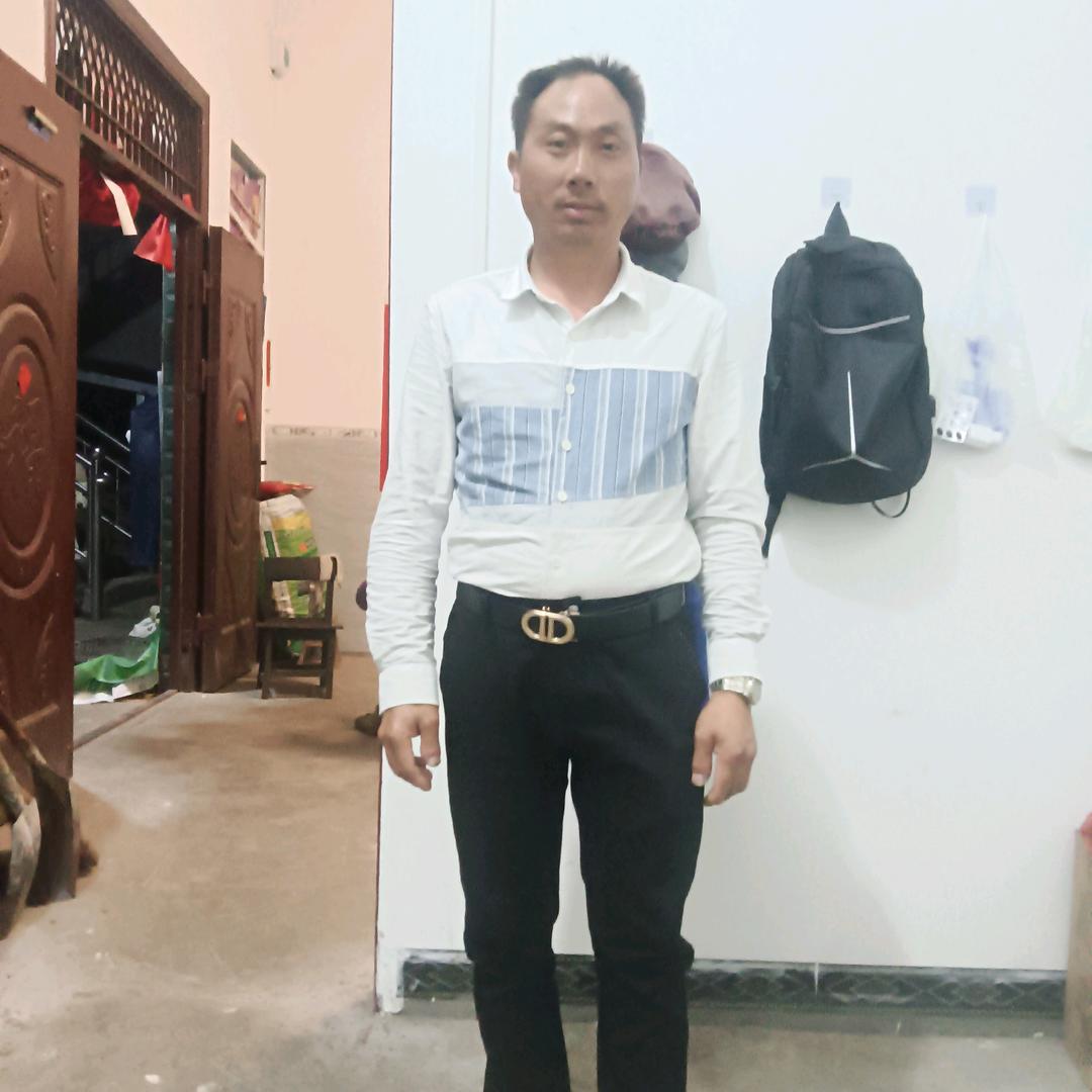 浪漫的，单身男人走进了这个坎坷的路