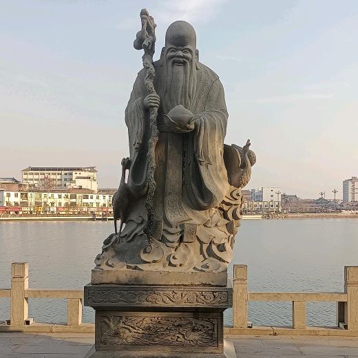 群山孤影