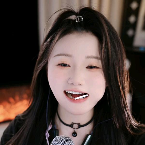 🍭甜妹依依   天天开心