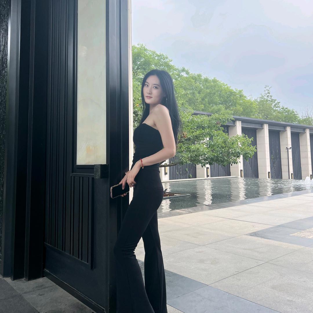 妮妮.