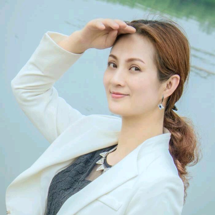 玲姐🎤早上8：18开播<小号在简介>！