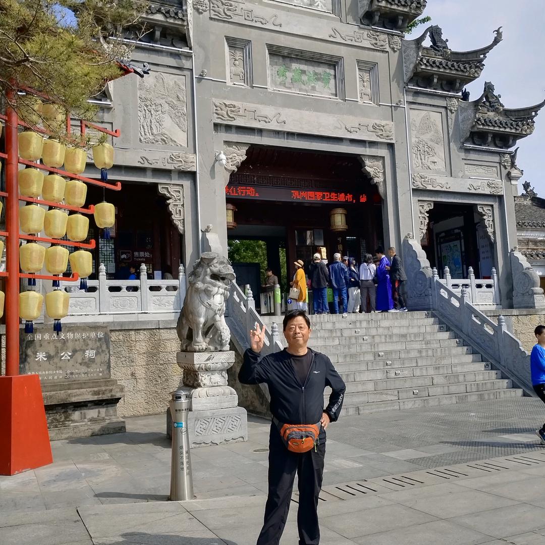 老梁胡拉乱吹。