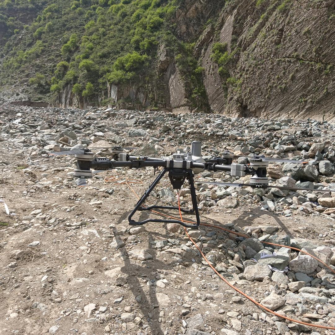 无人机吊运团队，乔