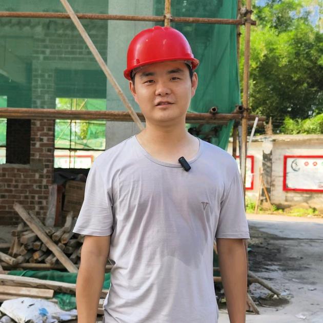 宏鹰装修批灰小黎工