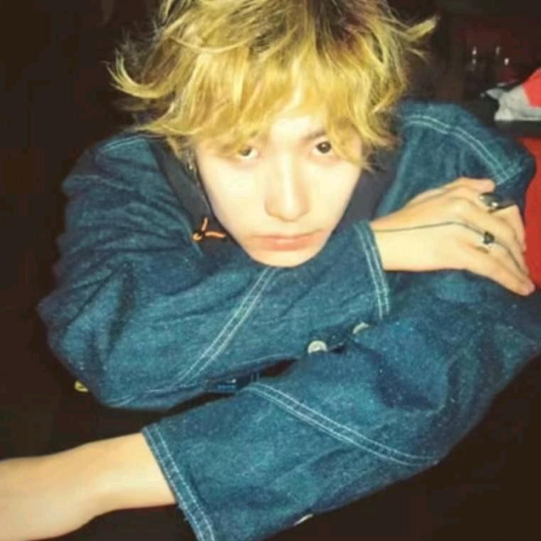 装笔被打掉俩颗牙