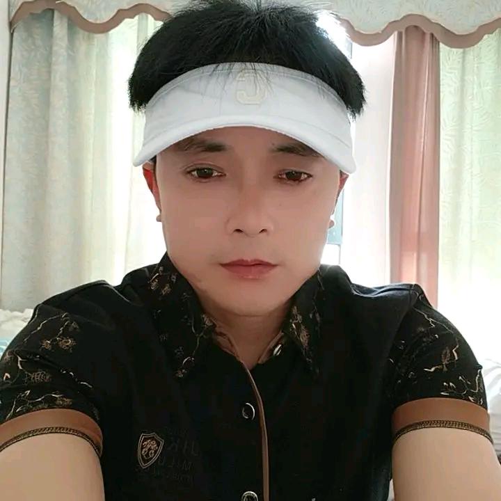 不是岁月销摸了狂野，而是故事教会了平凡，