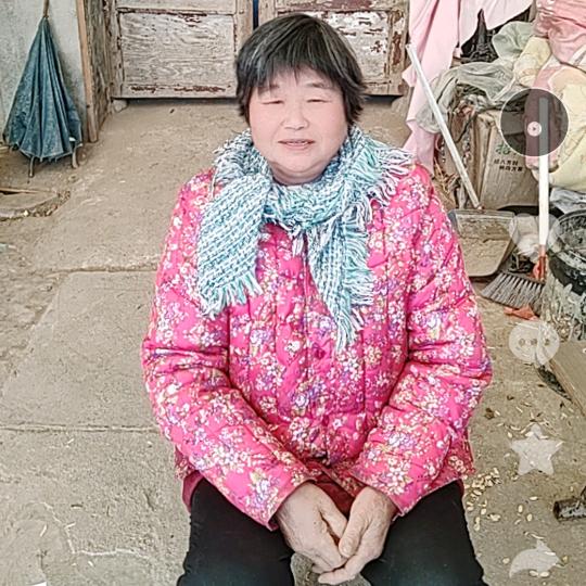 玩抖音的大妈