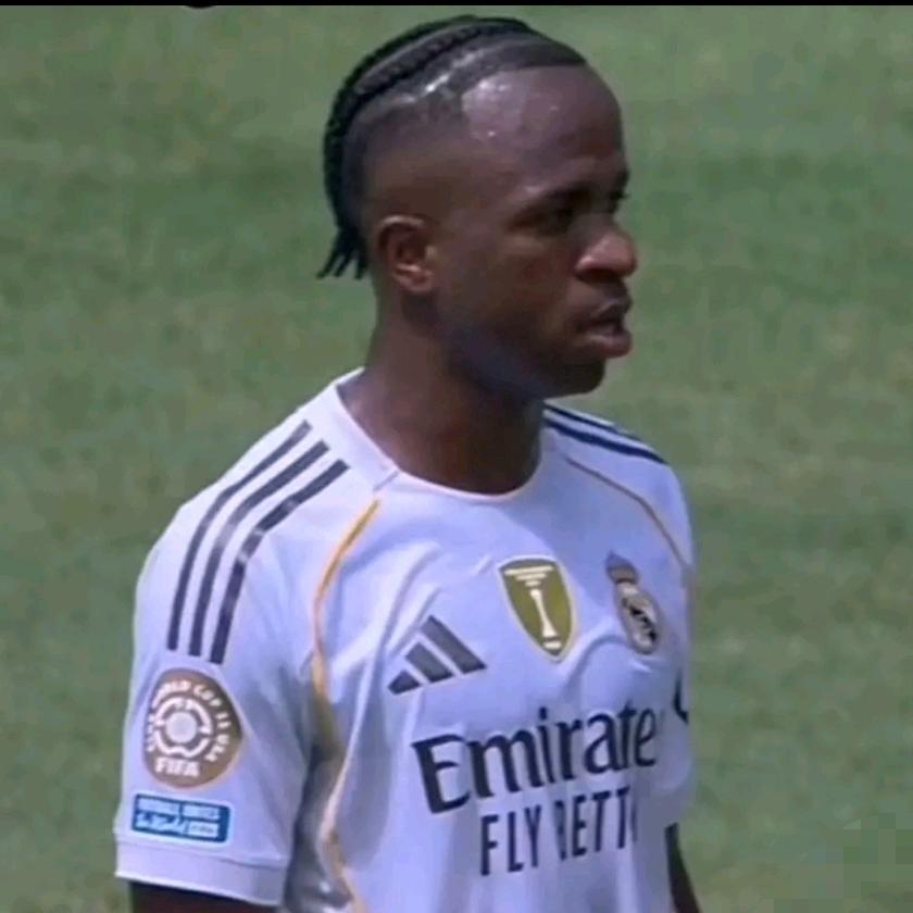 踩单车被球绊倒