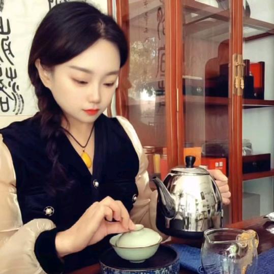 芹丫头爱喝茶🍵