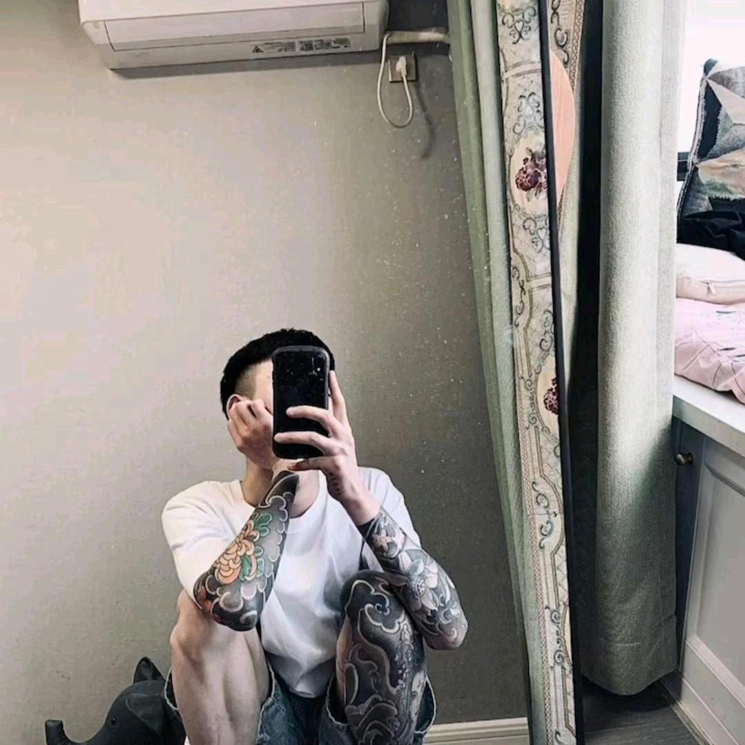 @      花臂也曾流过泪