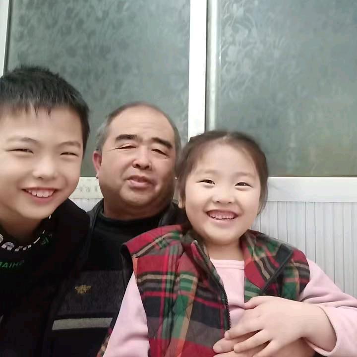 梁老头，爱唱歌