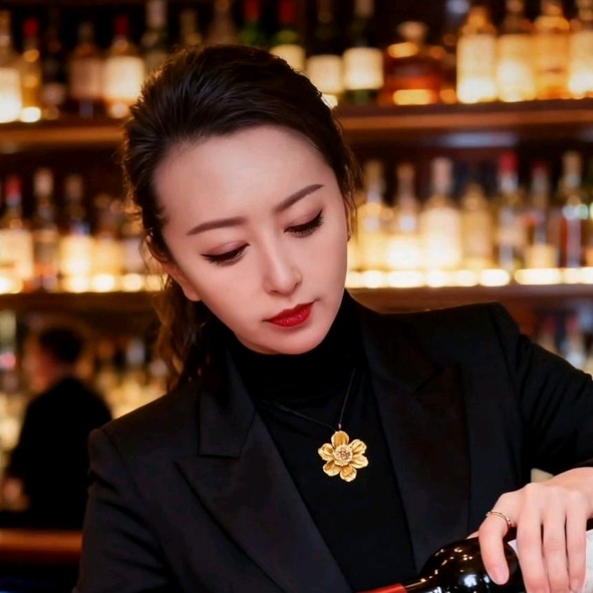 只饮烈酒不谈过往，可我永远在原地