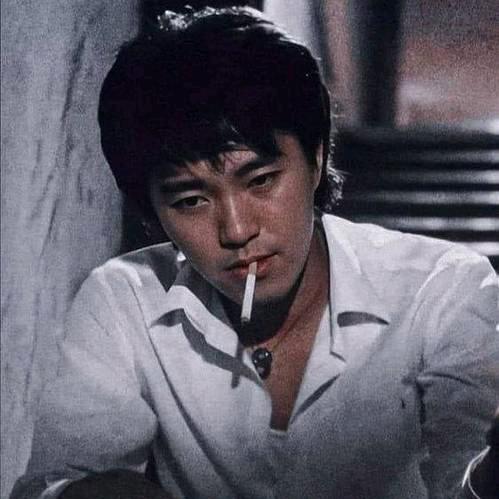 笑而不言痛而不语