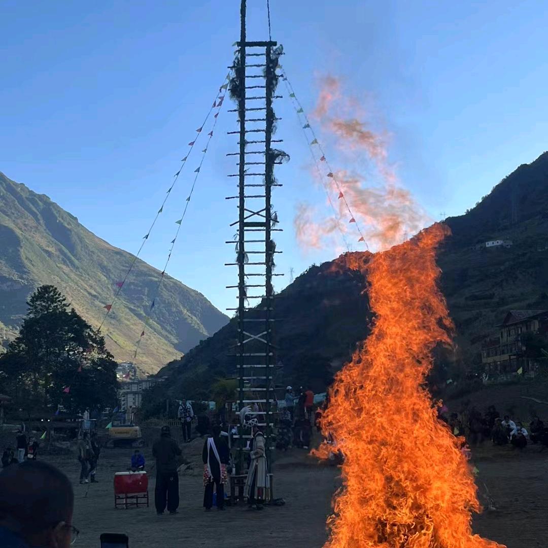 聋子听见哑巴说瞎子看见鬼