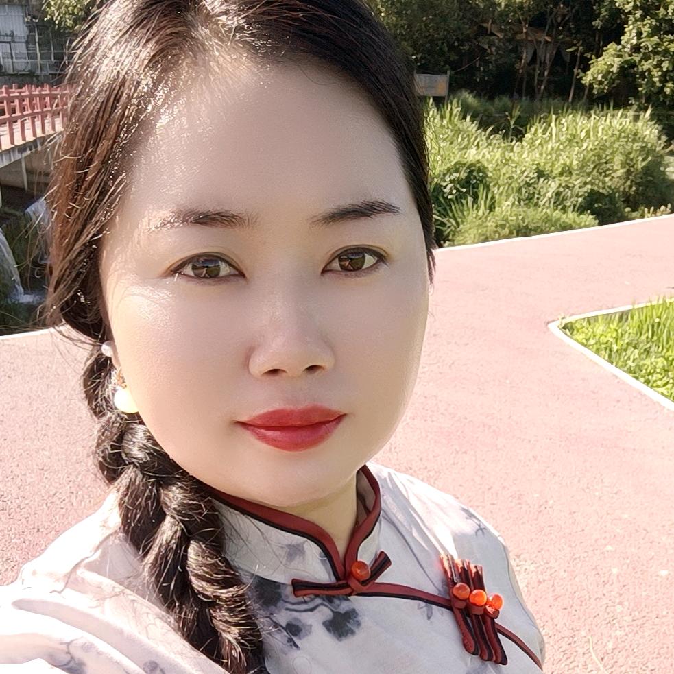 黄颜素欣
