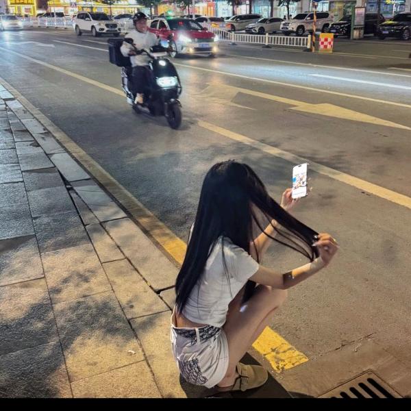 三 毛.