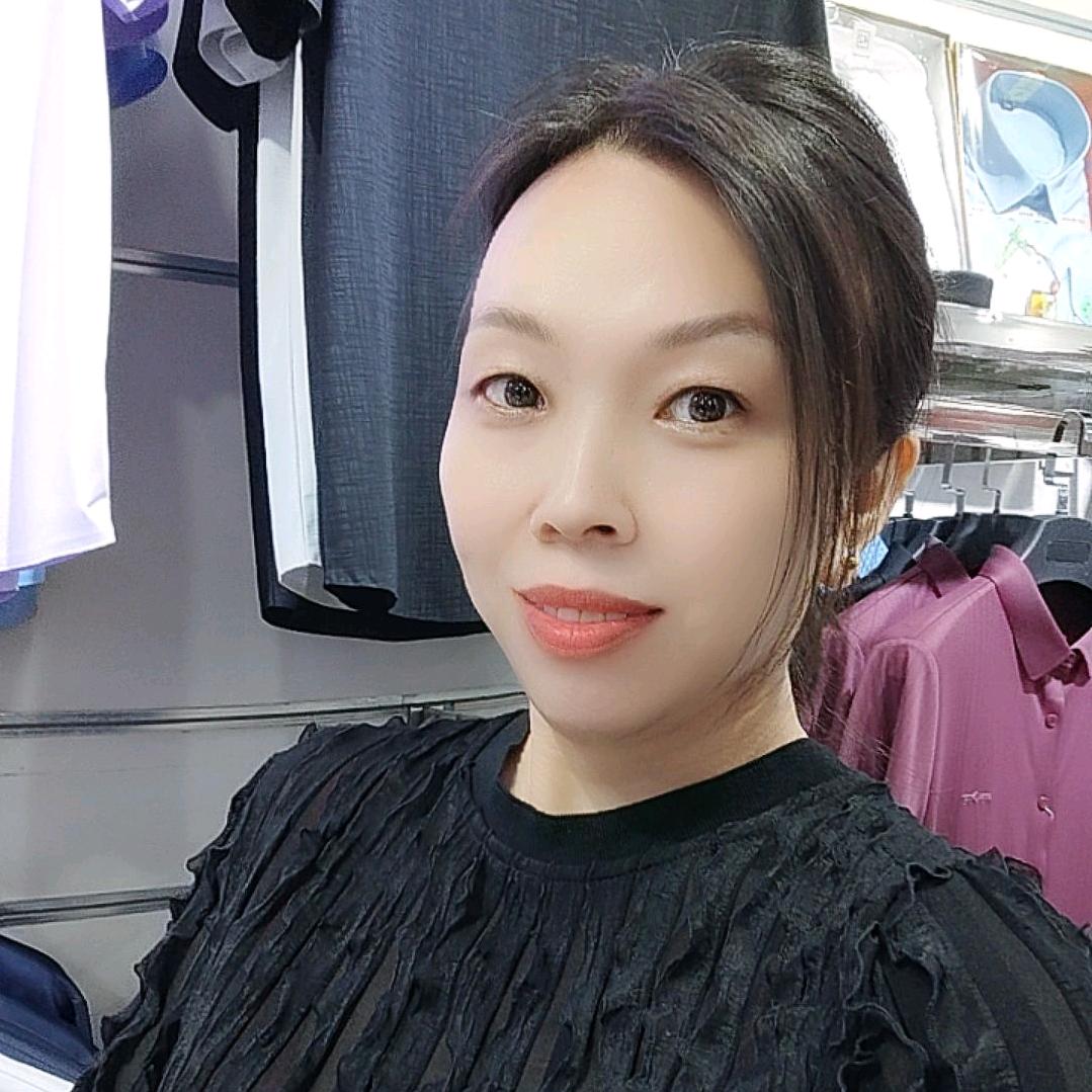 商业大楼华伦天奴男装郭娟