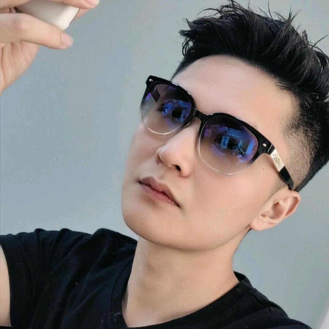 （那个男人)