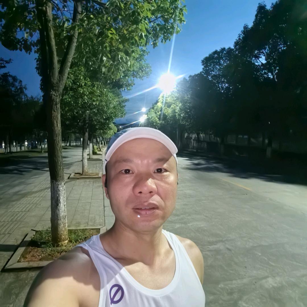 路灯下跑步的小斌哥