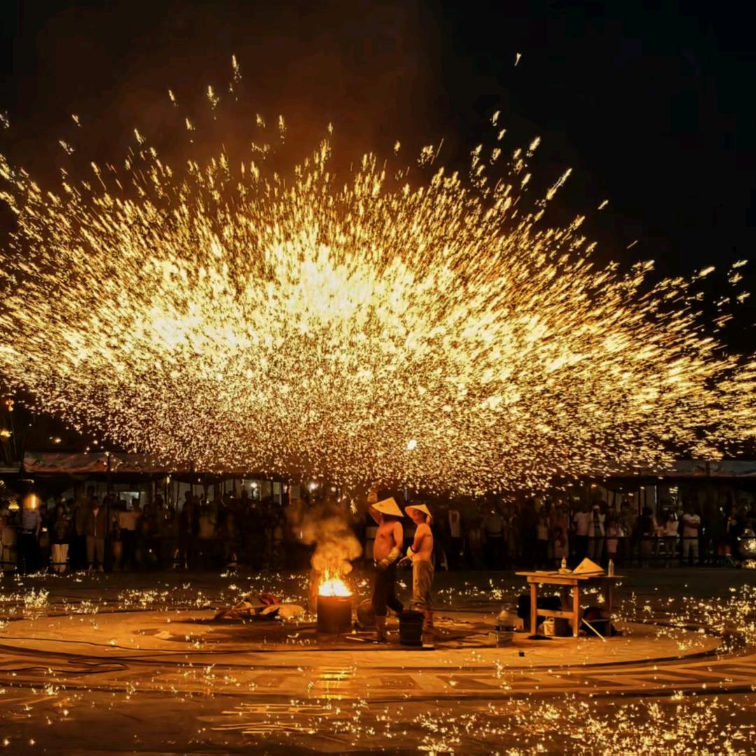 新疆阿飞娱乐团队打铁花