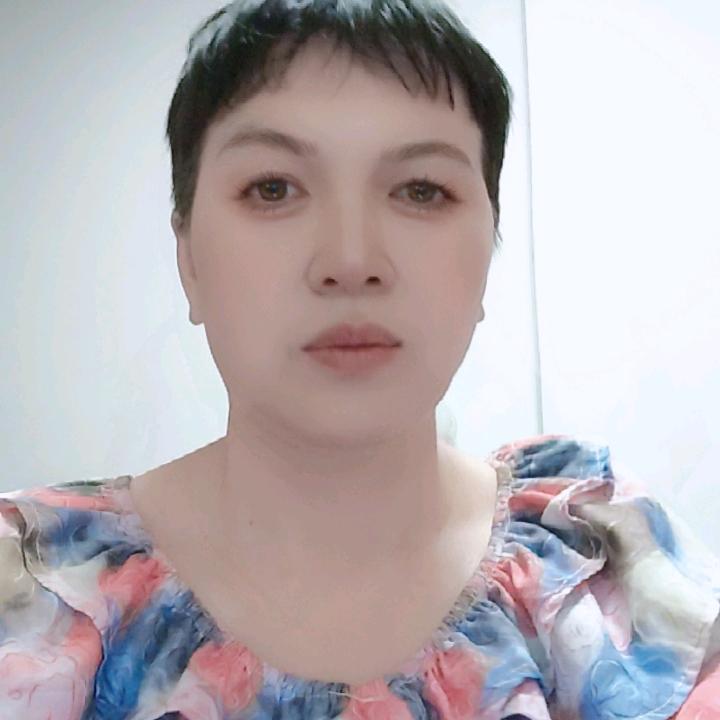 江边的波浪一浪打一浪。