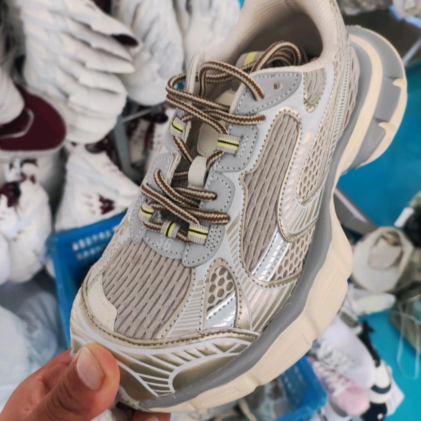 鞋厂针车谭主任