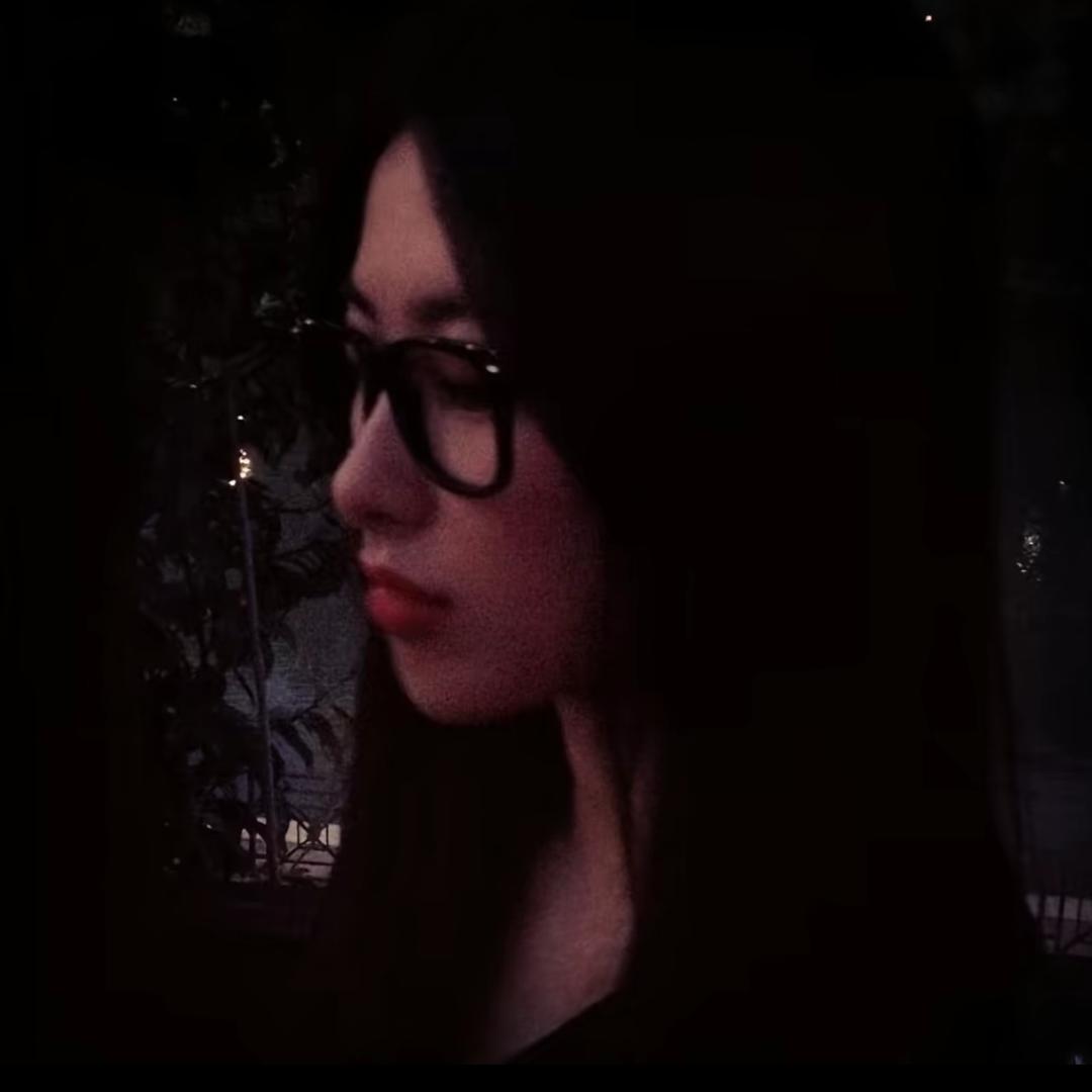 上课脱鞋不小心熏晕前桌