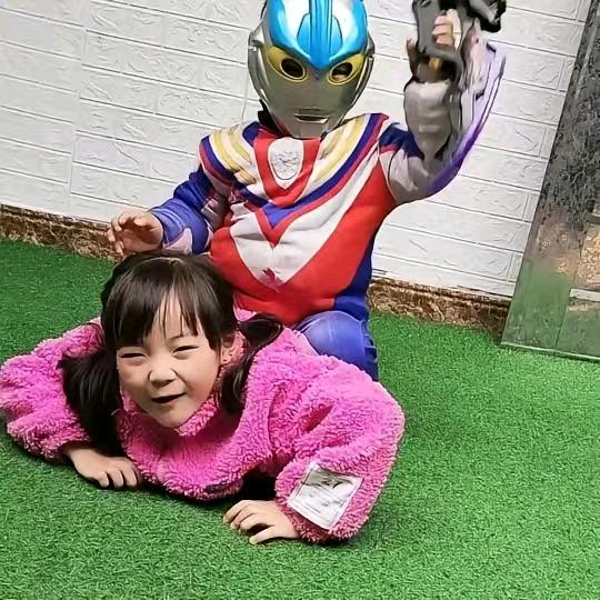 开心的三娃和姐姐