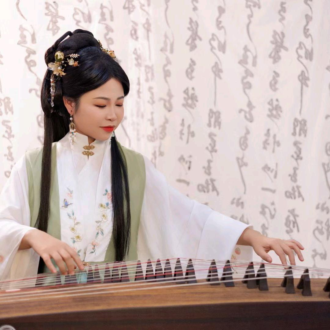 新韵古筝罗老师