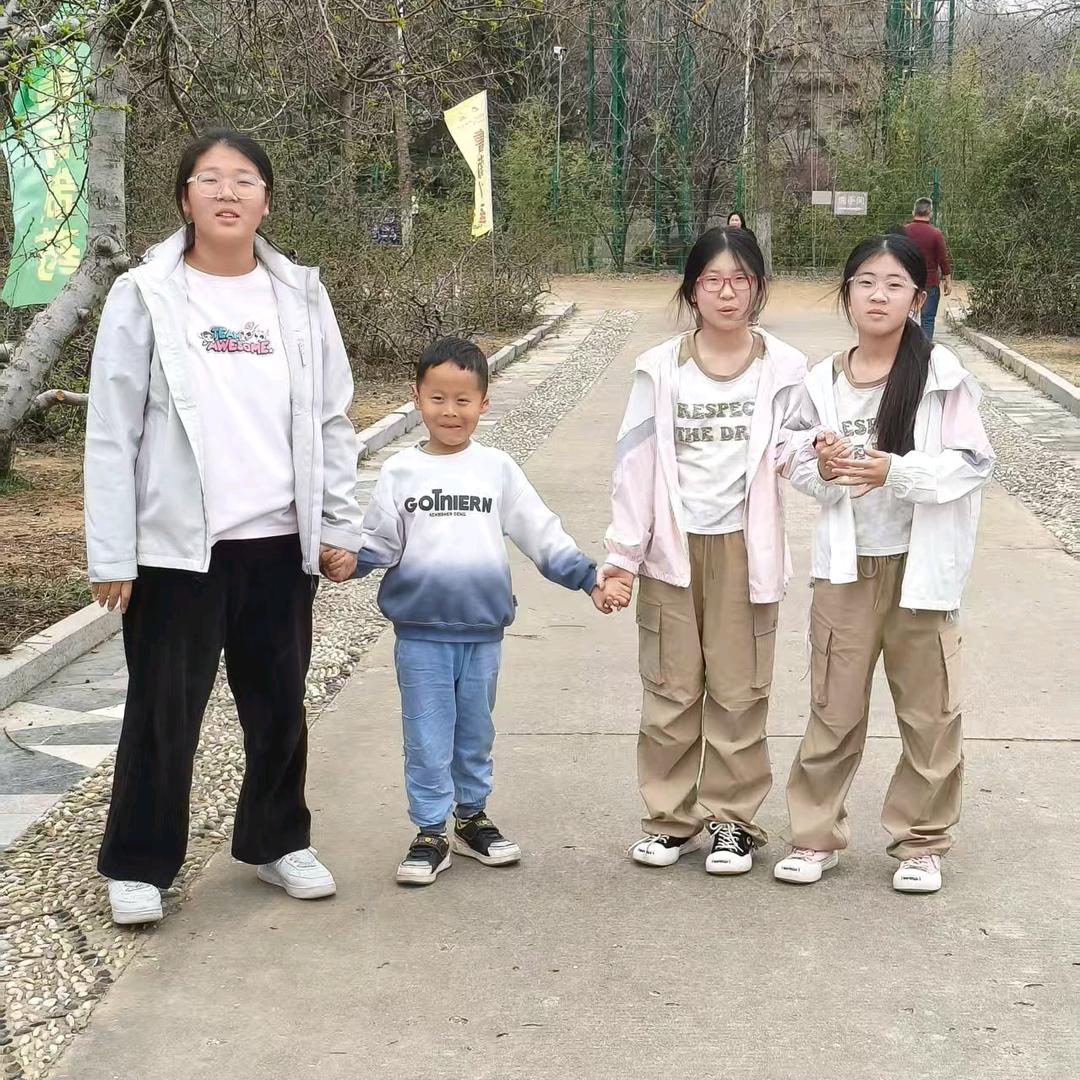 四宝妈和孩子一起学英语