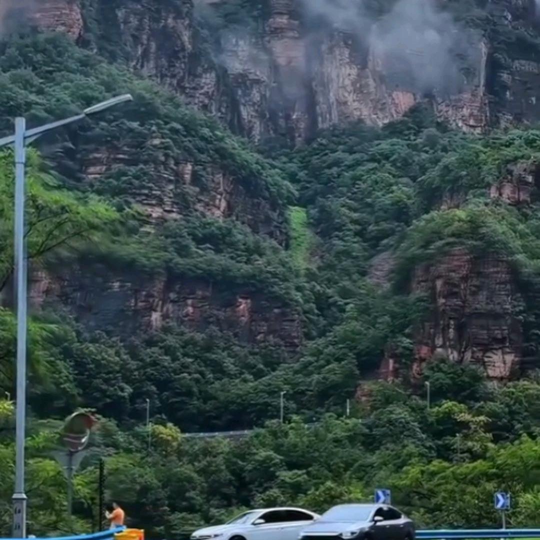 牟灿晴空万里。