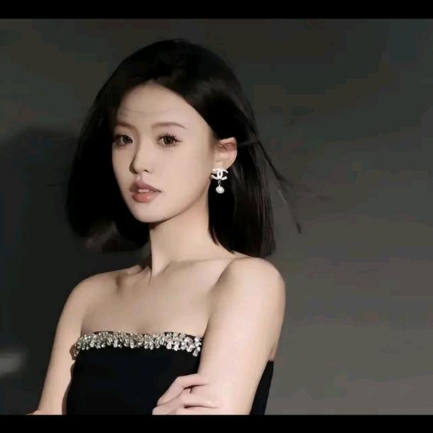 月亮旁的星星