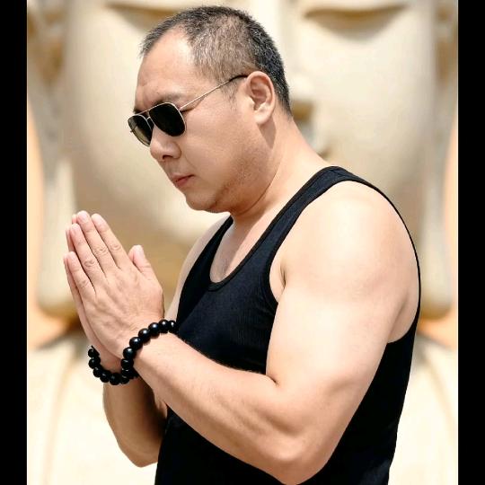 (｡♥凡尘‿敬烈酒♥｡)