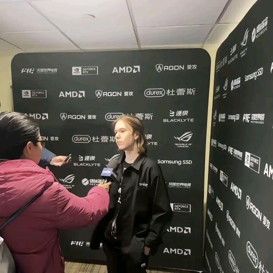 走在纽约大街上被韩国人按在地上抓去当兵