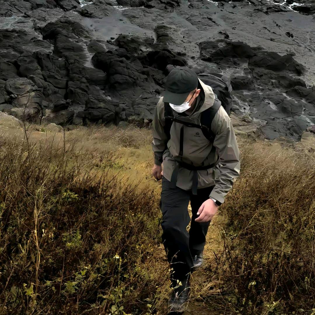 听夜风绕过几条街