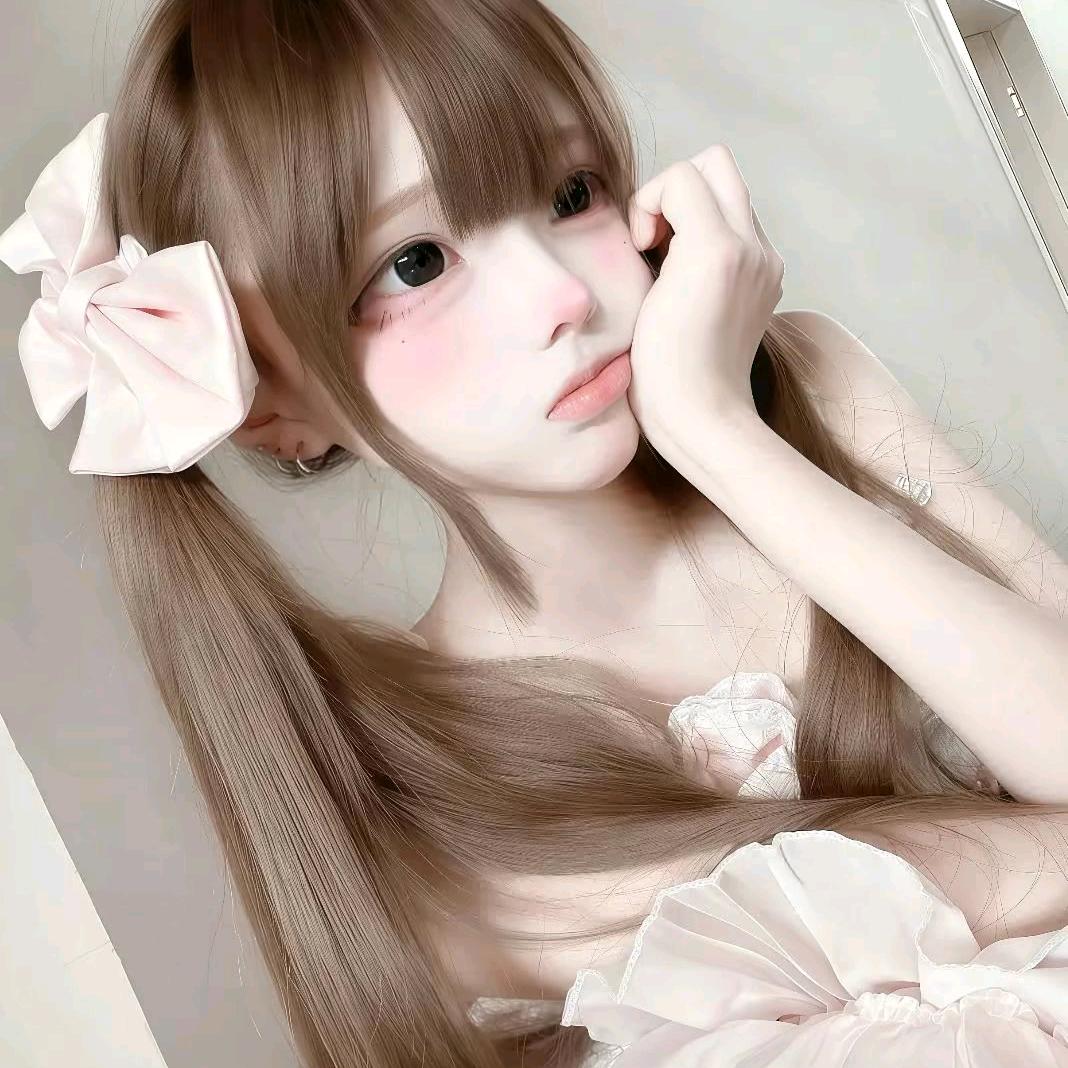 她总爱捂脸笑