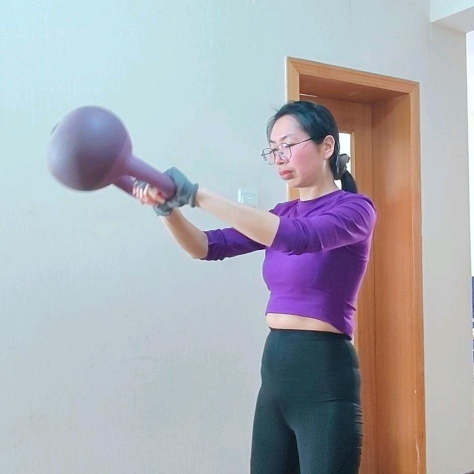 练壶铃的李李