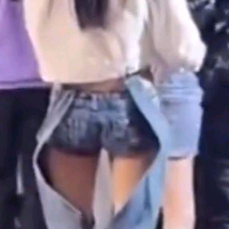 穿着开裆裤炸街