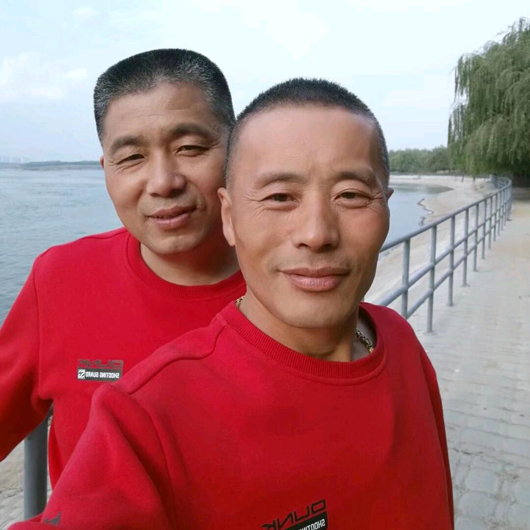 手托相思好凄凉，真心相爱不同床，